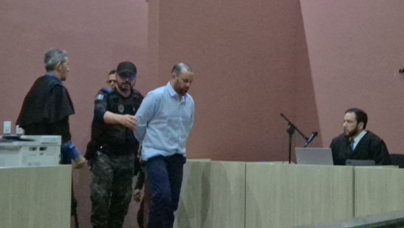 Imagem 1 - Lucas Sousa de Moura, que está preso em Alcaçuz, vai responder pelo assassinato de Francisco de Assis Azevedo, conhecido por Nego do Baralho, crime este ocorrido no dia 12 de julho de 2024. Lucas teria agido a mando do então suplente de vereador Gordinho de Zimar, para se vingar do assassinato do pai Francimar Josemar Tragino, ocorrido 30 dias antes. Gordinho de Zimar morreu em confronto com a polícia. Além destes dois, o MPRN também denunciou o empresário Márcio Lemos da Silva, que não será julgado nesta quarta-feira, 16. O júri deve começar de 9 horas e não tem horário previsto de terminar. Imagem 1 - Lucas Sousa de Moura, que está preso em Alcaçuz, vai responder pelo assassinato de Francisco de Assis Azevedo, conhecido por Nego do Baralho, crime este ocorrido no dia 12 de julho de 2024. Lucas teria agido a mando do então suplente de vereador Gordinho de Zimar, para se vingar do assassinato do pai Francimar Josemar Tragino, ocorrido 30 dias antes. Gordinho de Zimar morreu em confronto com a polícia. Além destes dois, o MPRN também denunciou o empresário Márcio Lemos da Silva, que não será julgado nesta quarta-feira, 16. O júri deve começar de 9 horas e não tem horário previsto de terminar.