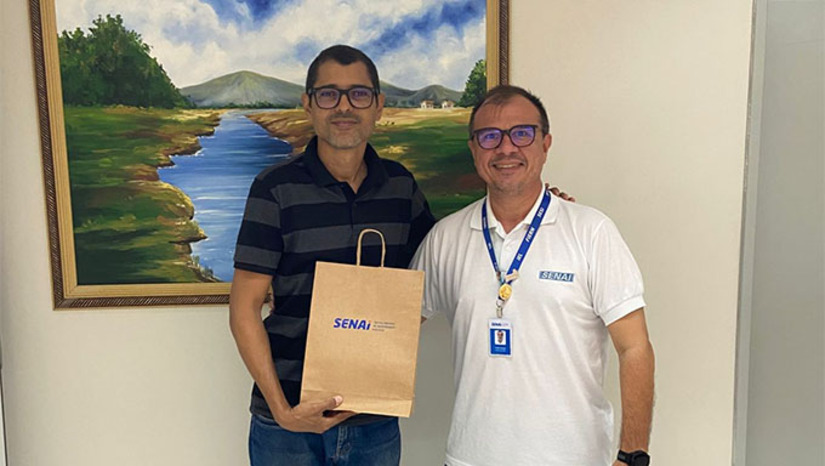 Imagem 1 - O secretário de Meio Ambiente e Desenvolvimento de Grossos, Kalianderson Santos, reuniu-se com o diretor do SENAI em Mossoró, Emery Costa, para discutir ações de capacitação profissional diante dos investimentos em energias renováveis na Costa Branca, especialmente com a chegada de torres eólicas offshore. O encontro destacou a alta demanda por mão de obra qualificada em áreas como mecânica, solda e pintura industrial, além do impacto positivo na economia local e no setor de serviços. Para atender a essa necessidade, a Prefeitura, por meio do Programa Capacita Grossos, planeja em outubro um encontro entre jovens do município e a equipe do SENAI, preparando-os para aproveitar as oportunidades do novo mercado de trabalho. Imagem 1 - O secretário de Meio Ambiente e Desenvolvimento de Grossos, Kalianderson Santos, reuniu-se com o diretor do SENAI em Mossoró, Emery Costa, para discutir ações de capacitação profissional diante dos investimentos em energias renováveis na Costa Branca, especialmente com a chegada de torres eólicas offshore. O encontro destacou a alta demanda por mão de obra qualificada em áreas como mecânica, solda e pintura industrial, além do impacto positivo na economia local e no setor de serviços. Para atender a essa necessidade, a Prefeitura, por meio do Programa Capacita Grossos, planeja em outubro um encontro entre jovens do município e a equipe do SENAI, preparando-os para aproveitar as oportunidades do novo mercado de trabalho.