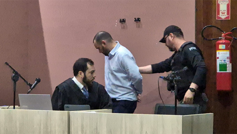 Imagem 1 - Nego do Baralho foi morto trocando tiros com Lucas Moura (foto) - condenado nesta quarta-feira, 17, em Mossoró-RN - no dia 12 de julho de 2024, na Vila Brasília, município de Serra do Mel. Lucas Moura teria sido contratado pelo suplente de vereador Gordinho de Zimar, para vingar a morte do pai, Franscimar Josemar Tragino, assassinado um mês antes. O julgamento começou de 9 horas e terminou no final da tarde, com o juiz fazendo a leitura da sentença do réu. O Conselho de Sentença seguiu o pleito do promotor e Justiça Italo Moreira Martins. Imagem 1 - Nego do Baralho foi morto trocando tiros com Lucas Moura (foto) - condenado nesta quarta-feira, 17, em Mossoró-RN - no dia 12 de julho de 2024, na Vila Brasília, município de Serra do Mel. Lucas Moura teria sido contratado pelo suplente de vereador Gordinho de Zimar, para vingar a morte do pai, Franscimar Josemar Tragino, assassinado um mês antes. O julgamento começou de 9 horas e terminou no final da tarde, com o juiz fazendo a leitura da sentença do réu. O Conselho de Sentença seguiu o pleito do promotor e Justiça Italo Moreira Martins.