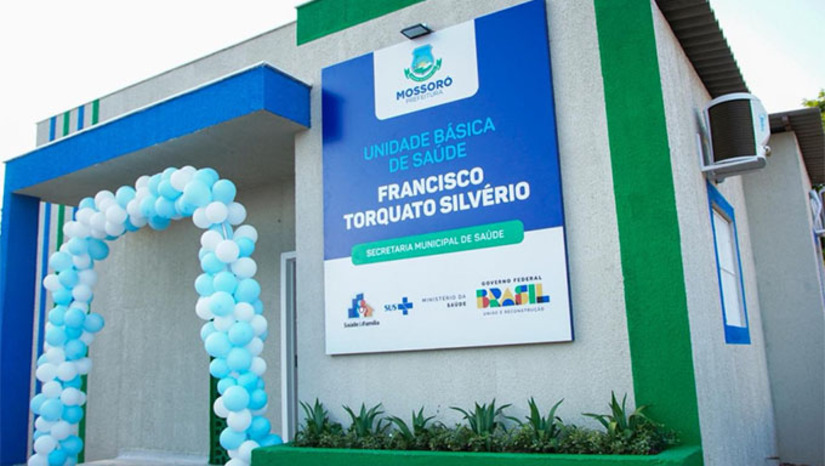 Imagem 1 - A Prefeitura de Mossoró inaugurou nesta quinta-feira (18) uma nova Unidade Básica de Saúde (UBS) em Pau Branco, zona rural do município. Com investimento de R$ 349,3 mil, a unidade de 99,17 m² é a quinta UBS consecutiva entregue na área rural e oferece serviços gratuitos em Clínica Geral, Enfermagem e Odontologia, incluindo consultas, vacinas, curativos, exames, medicamentos e tratamento odontológico. A estrutura conta com consultórios, sala de procedimentos e banheiros adaptados, ampliando o acesso da população aos serviços de saúde. Imagem 1 - A Prefeitura de Mossoró inaugurou nesta quinta-feira (18) uma nova Unidade Básica de Saúde (UBS) em Pau Branco, zona rural do município. Com investimento de R$ 349,3 mil, a unidade de 99,17 m² é a quinta UBS consecutiva entregue na área rural e oferece serviços gratuitos em Clínica Geral, Enfermagem e Odontologia, incluindo consultas, vacinas, curativos, exames, medicamentos e tratamento odontológico. A estrutura conta com consultórios, sala de procedimentos e banheiros adaptados, ampliando o acesso da população aos serviços de saúde.