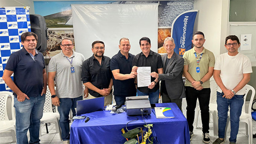 Imagem 1 -  Apodi deu início ao Programa Costura + RN, que vai capacitar 60 pessoas em costura, gerando qualificação profissional, novas oportunidades de empreendedorismo e fortalecimento da cadeia produtiva local. No mesmo evento, foram apresentadas as linhas de crédito do Desenvolve RN, destinadas a apoiar pequenos negócios. A iniciativa é fruto da parceria entre Governo do Estado, Prefeitura de Apodi, Desenvolve RN, SEBRAE, SENAI, SEDEC e CDL Apodi, consolidando o município como espaço de oportunidades e desenvolvimento sustentável.
