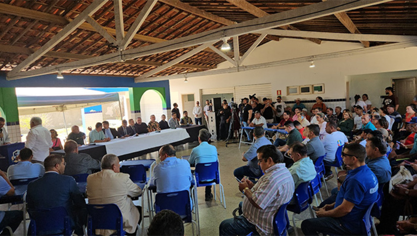 Imagem 1 - Vereadores formam comissão mista, com legisladores do RN e do Ceará, para ir a Brasília-DF, pleitear recursos para fazer a BR 437 (Estrada do Cajueiro). Também acertaram que vão visitar órgãos que licenciam a obra, para agilizar o trabalho do DNIT. A Estrada do Cajueiro é muito importante para o desenvolvimento econômico da região de Mossoró e para retirar o trafego pesado de dentro das cidades de Apodi, Itaú e Pau dos Ferros. Imagem 1 - Vereadores formam comissão mista, com legisladores do RN e do Ceará, para ir a Brasília-DF, pleitear recursos para fazer a BR 437 (Estrada do Cajueiro). Também acertaram que vão visitar órgãos que licenciam a obra, para agilizar o trabalho do DNIT. A Estrada do Cajueiro é muito importante para o desenvolvimento econômico da região de Mossoró e para retirar o trafego pesado de dentro das cidades de Apodi, Itaú e Pau dos Ferros.