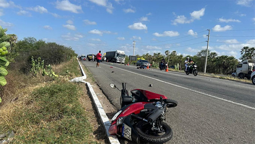 Imagem 1 - Acidente aconteceu perto da Ponte de Genésio, quando Maria Rita de Almeida Lopes, de 60 anos, pilotando uma moto Biz, tentou fazer a travessia da BR 304, foi colhida por um Logan. Morreu no local. O caso será investigado em inquérito policial conduzido pelo delegado Denis Carvalho da Ponte, que já tomou o depoimento do motorista do Logan e o liberou. Imagem 1 - Acidente aconteceu perto da Ponte de Genésio, quando Maria Rita de Almeida Lopes, de 60 anos, pilotando uma moto Biz, tentou fazer a travessia da BR 304, foi colhida por um Logan. Morreu no local. O caso será investigado em inquérito policial conduzido pelo delegado Denis Carvalho da Ponte, que já tomou o depoimento do motorista do Logan e o liberou.