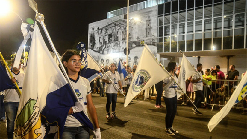 Imagem 1 - O Cortejo da Liberdade acontece na na próxima terça-feira (30), às 18h na Avenida Rio Branco. O evento, criado em 1922 e transformado em cortejo cultural em 1998, celebra a história e os ideais libertários do município com desfiles cívicos, militares e culturais. Com o tema “Raízes da Liberdade”, a programação contará com apresentações de bandas, escolas, instituições, forças de segurança e grupos culturais. Também haverá carros alegóricos representando marcos históricos como a resistência, o primeiro voto feminino e o Motim das Mulheres. Imagem 1 - O Cortejo da Liberdade acontece na na próxima terça-feira (30), às 18h na Avenida Rio Branco. O evento, criado em 1922 e transformado em cortejo cultural em 1998, celebra a história e os ideais libertários do município com desfiles cívicos, militares e culturais. Com o tema “Raízes da Liberdade”, a programação contará com apresentações de bandas, escolas, instituições, forças de segurança e grupos culturais. Também haverá carros alegóricos representando marcos históricos como a resistência, o primeiro voto feminino e o Motim das Mulheres.