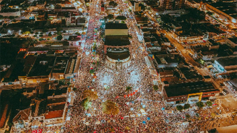 Imagem 1 -  O Pingo da Mei Dia, realizado em Mossoró desde 2009 e que marca a abertura do Mossoró Cidade Junina, foi incluído no Calendário Turístico Oficial do Brasil pela Lei Nº 15.218/2025, sancionada nesta quinta-feira (25). O evento reúne trios elétricos, forró, comidas típicas e atraiu em 2024 e 2025 uma média de 240 mil pessoas, consolidando-se como uma das maiores festas culturais do Nordeste e fortalecendo o turismo regional.