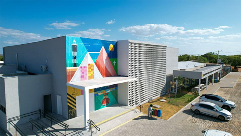   Nesta quinta-feira, 25, a governadora Fátima Bezerra assinou a ordem de serviço para construir o IERN, em Mossoró, e inaugurou a unidade em Areia Branca-RN, destacando que a decisão de construir 12 IERNs em regiões polos do Rio Grande do Norte nasceu de "um processo democrático: ouvimos estudantes do 9º ano, setores da sociedade e o empresariado local, para garantir que a oferta dialogue com as demandas reais da região, explica a secretária de Educação Socorro Batista