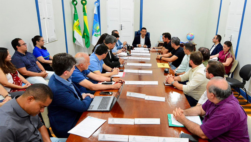 Imagem 1 -  "Nosso compromisso é construir uma Mossoró mais moderna, que cresça com planejamento e responsabilidade. Para isso, o diálogo com o setor da construção civil é fundamental, para que possamos atualizar o Plano Diretor e garantir uma legislação mais eficiente, que acompanhe o desenvolvimento de Mossoró e melhore a qualidade de vida do nosso povo’’, afirmou o prefeito Allyson Bezerra.