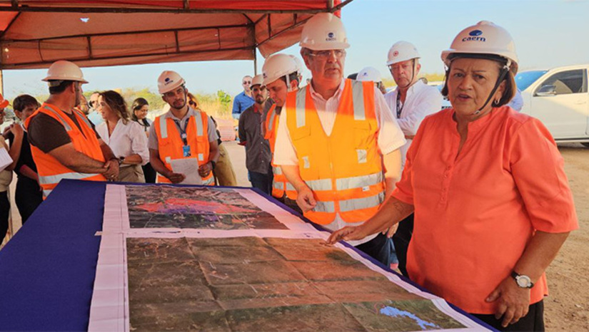 Imagem 1 -  Com o início das atividades plenas da Adutora Apodi/Mossoró, o diretor presidente da CAERN, Sérgio Eduardo Rodrigues, disse que Mossoró passa a ter água suficiente para abastecer 500 mil habitantes. A governadora Fátima Bezerra e o presidente da CAERN visitaram, na tarde desta sexta-feira, 26, as obras de construção do sistema adutor, no bairro Bela Vista, em Mossoró, ocasião que concederam entrevista coletiva.
