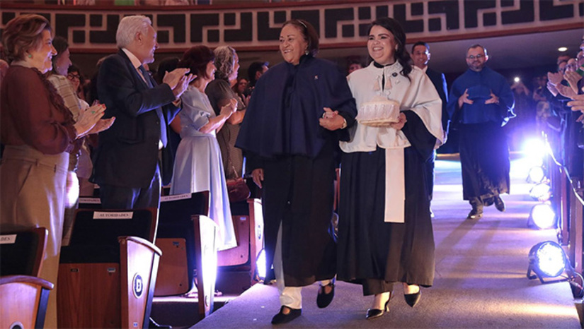 Imagem 1 -  Fátima Bezerra destaca conquistas da universidade, amizade com Cecília Maia e encerra instalação do Governo durante a Festa da Liberdade em Mossoró-RN. “Ver a UERN crescer cada vez mais, se fortalecer cada vez mais, é motivo de orgulho não só como governadora, mas como professora que acredita na educação como instrumento de justiça social”, destacou a governadora Fátima Bezerra, em seu discurso na Assembleia Universitária festejando os 57 anos de existência da UERN, neste domingo, 28, no Teatro Municipal