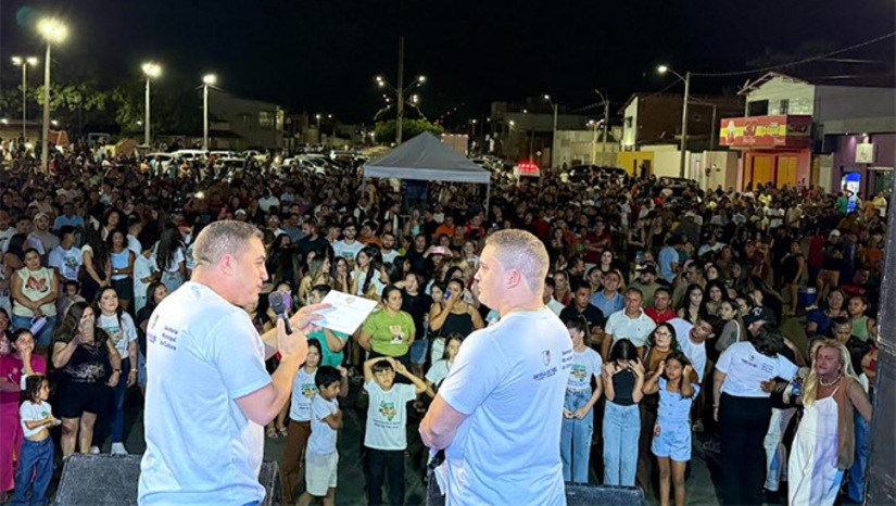 Imagem 1 -  Segundo o prefeito Kênio Azevedo, a Festa do Caju é mais que um evento cultural: “a cada ano buscamos fortalecer nossa tradição, valorizar o caju — que é uma das marcas da nossa cidade — e, ao mesmo tempo, gerar oportunidades de negócios, lazer e integração para toda a população e visitantes”.  Com essa programação, a expectativa é de que a 43ª Festa do Caju atraia milhares de pessoas, consolidando Serra do Mel como a Capital da Castanha e o Coração da Cultura do Rio Grande do Norte.