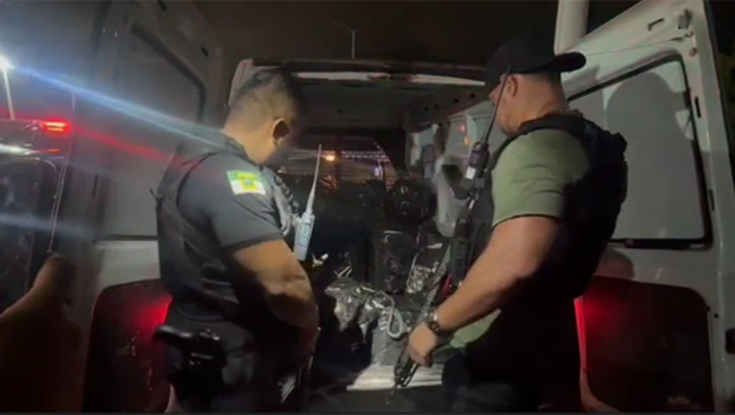 Imagem 1 - O entorpecente está avaliado em mais de R$ 150 milhões. Três pessoas foram presas durante a operação numa embarcação e em dois carros. A droga, os suspeitos e os veículos apreendidos foram entregues na DNARC, para abertura de inquérito. Imagem 1 - O entorpecente está avaliado em mais de R$ 150 milhões. Três pessoas foram presas durante a operação numa embarcação e em dois carros. A droga, os suspeitos e os veículos apreendidos foram entregues na DNARC, para abertura de inquérito.