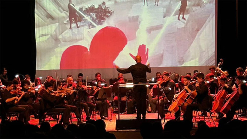 Imagem 1 -  A turnê “Trilhas de Cinema”, da Filarmônica UFRN, chega a Mossoró com atividades gratuitas. No dia 1º de outubro, a Escola de Música da UERN recebe masterclasses de violino, viola, flauta transversal, clarinete, trompete e trombone, das 9h às 12h e das 14h às 17h. Já no dia 2 de outubro, o público poderá prestigiar o concerto no Teatro Dix-Huit Rosado, às 19h, com entrada gratuita mediante retirada antecipada de ingressos pelo Sympla.