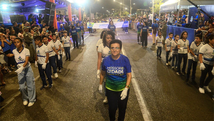 Imagem 1 -  A Prefeitura de Mossoró realiza nesta terça-feira (30), às 18h, na avenida Rio Branco, o tradicional Cortejo da Liberdade, que celebra os ideais históricos e libertários da cidade. Com o tema “Raízes da Liberdade”, o evento terá apresentações da Banda Sinfônica Arthur Paraguai, desfiles de escolas, instituições culturais, fanfarras e grupos civis, além da participação de forças militares como Tiro de Guerra, Polícia Militar, Guarda Civil Municipal e SAMU.