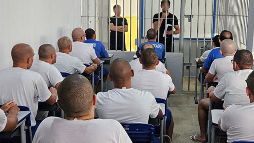 Imagem 1 - Vinte internos da Cadeia Pública de Caraúbas iniciaram o curso de Mecânica em Refrigeração, promovido pelo SENAI em parceria com a SEAP e o MPT. A formação, com 160 horas/aula, ensina instalação, manutenção e reparo de aparelhos de ar-condicionado, preparando os participantes para o mercado de trabalho e a reinserção social. O programa faz parte da iniciativa Rede Trabalho Decente no Sistema Prisional, que já oferece diversos outros cursos profissionalizantes em unidades prisionais do RN. Imagem 1 - Vinte internos da Cadeia Pública de Caraúbas iniciaram o curso de Mecânica em Refrigeração, promovido pelo SENAI em parceria com a SEAP e o MPT. A formação, com 160 horas/aula, ensina instalação, manutenção e reparo de aparelhos de ar-condicionado, preparando os participantes para o mercado de trabalho e a reinserção social. O programa faz parte da iniciativa Rede Trabalho Decente no Sistema Prisional, que já oferece diversos outros cursos profissionalizantes em unidades prisionais do RN.