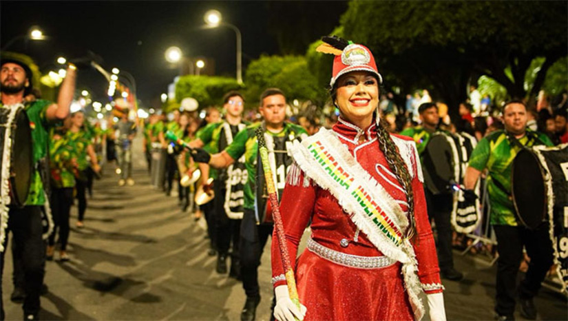 Imagem 1 - O "Cortejo da Liberdade" reuniu centenas de homens, mulheres e crianças. Eles percorreram o coração cultural da cidade para relembrar os feitos históricos e os ideais libertários de Mossoró. O desfile cívico-militar foi instituído em 1922 em homenagem ao Obelisco da Praça da Independência. Ele foi transformado em "Cortejo Cultural" em 1998. O público chegou cedo ao Corredor Cultural para pegar o melhor lugar e assistir as mais de cinquenta representações que desfilaram durante o percurso. Imagem 1 - O "Cortejo da Liberdade" reuniu centenas de homens, mulheres e crianças. Eles percorreram o coração cultural da cidade para relembrar os feitos históricos e os ideais libertários de Mossoró. O desfile cívico-militar foi instituído em 1922 em homenagem ao Obelisco da Praça da Independência. Ele foi transformado em "Cortejo Cultural" em 1998. O público chegou cedo ao Corredor Cultural para pegar o melhor lugar e assistir as mais de cinquenta representações que desfilaram durante o percurso.