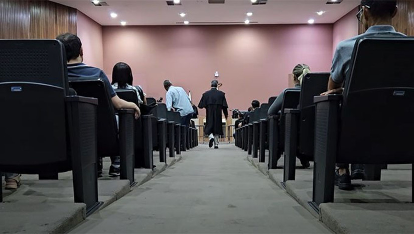 Imagem 1 - O Tribunal de Justiça do RN (TJRN) manteve a decisão de 1ª instância sobre um homicídio ocorrido em janeiro de 2024, em Mossoró. No júri popular, um dos acusados foi absolvido, enquanto o outro recebeu pena de mais de 21 anos de prisão por homicídio qualificado. Tanto o Ministério Público quanto o réu condenado recorreram, mas os pedidos foram negados sob o princípio da soberania do veredicto. O absolvido apresentou álibi confirmado por testemunhas, enquanto o condenado foi responsabilizado pelos disparos que mataram a vítima no bairro Ouro Negro. Imagem 1 - O Tribunal de Justiça do RN (TJRN) manteve a decisão de 1ª instância sobre um homicídio ocorrido em janeiro de 2024, em Mossoró. No júri popular, um dos acusados foi absolvido, enquanto o outro recebeu pena de mais de 21 anos de prisão por homicídio qualificado. Tanto o Ministério Público quanto o réu condenado recorreram, mas os pedidos foram negados sob o princípio da soberania do veredicto. O absolvido apresentou álibi confirmado por testemunhas, enquanto o condenado foi responsabilizado pelos disparos que mataram a vítima no bairro Ouro Negro.