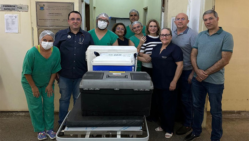 Imagem 1 -  A ação foi conduzida pela Comissão Intra-hospitalar de Doação de Órgãos e Tecidos para Transplantes (CIHDOTT/HRTM). Foram retirados rins, fígado e córneas. De acordo com informações da coordenadora da CIHDOTT, Susana Mandes Cantídio, o fígado foi enviado para Alagoas, enquanto os rins e as córneas seguiram para Natal. Esta foi a sétima captação do ano no HRTM. A captação teve o apoio do Governo do Estado e da Força Aérea Brasileira (FAB), que realizou o transporte dos órgãos e da equipe médica.