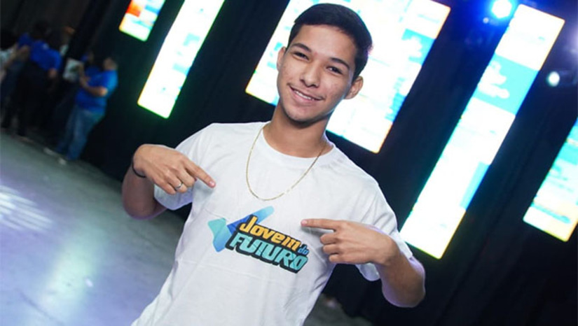 Imagem 1 -  A Prefeitura de Mossoró, por meio da Secretaria de Assistência Social, dará início no próximo sábado (11) às aulas da turma 2025.2 do programa “Jovem do Futuro”. Os participantes receberão bolsa de R$ 350 e material didático, além de acesso a cursos de capacitação cidadã e profissionalizante em parceria com a UERN, UFERSA e o Sistema S. O diretor de Programas e Projetos, Leonardo Martins, destacou que a iniciativa tem contribuído para preparar os jovens mossoroenses para o mercado de trabalho.