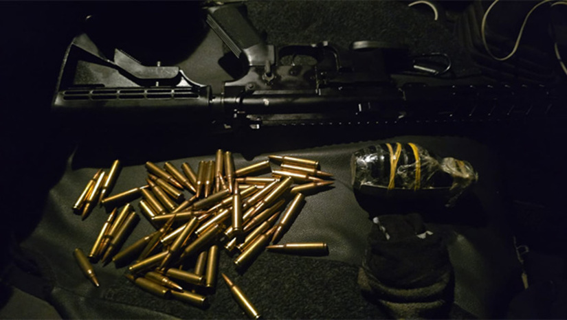 Imagem 1 -  Durante a abordagem, um suspeito fugiu e abandonou uma bolsa com munições. Nas buscas, os policiais encontraram o fuzil e a granada, além de materiais de manutenção da arma. Quatro pessoas que estavam na casa foram detidas e autuadas por associação criminosa, posse de arma de calibre restrito e artefato explosivo. As investigações continuam para identificar o suspeito que conseguiu fugir. A granada apreendida foi detonada pelo Bope de Natal, na manhã desta terça-feira (07).