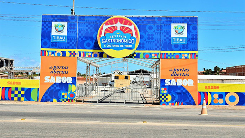 Imagem 1 -  A prefeitura de Tibau está nos ajustes finais para a 4ª edição do Festival Gastronômico e Cultural que ocorrerá entre os dias 10 e 12 de outubro. O evento, realizado em uma arena na entrada da cidade, visa valorizar a cultura local e proporcionar entretenimento para famílias. Serão 35 opções de alimentação e bebidas, todas de empreendedores locais, além de música ao vivo. A montagem da estrutura atinge 87% de conclusão e a programação musical fica por conta das atrações de destaque, como Zezo, Elba Ramalho e Mara Pavanelly.