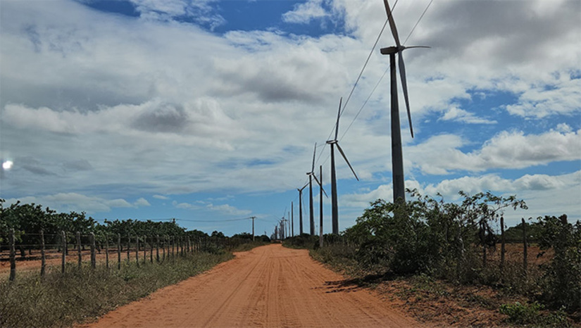   Bahia, Rio Grande do Norte e Minas Gerais lideram o ranking de estados com mais cortes. Leilão de transmissão da Aneel, previsto para outubro, pode aliviar gargalos e destravar investimentos. “A expansão da rede de transmissão é um passo fundamental para garantir o aproveitamento total da energia renovável já instalada. O Brasil precisa planejar o setor elétrico de forma integrada, unindo inovação tecnológica, regulação moderna e atração de investimentos. Só assim consolidaremos nossa posição como líder mundial em energia limpa”, conclui Jean Paul Prates.