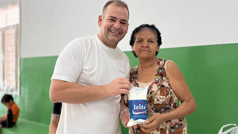 Imagem 1 -  O programa do leite em Apodi, é uma parceria com o governo do estado e beneficia diretamente mais de 800 famílias, distribuindo semanalmente mais de 4.300 litros de leite em 4 pontos de distribuição, garantindo maior facilidade de acesso para a população.