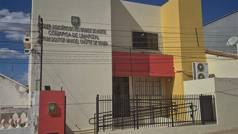 Imagem 1 -  Josélio Batista da Silva, de 49 anos, foi denunciado pelo Ministério Público Estadual por arrombar com chutes a porta da casa da ex-mulher Maria do Socorro Ferreira de Oliveira, e mata-la a facadas, no início da madrugada do dia 18 de outubro de 2018, no bairro Alto do Tetéu, em Olho D’água do Borges, devido a uma divergência quanto a propriedade de 650,00 que a vítima queria usar para ir morar no Estado de São Paulo.