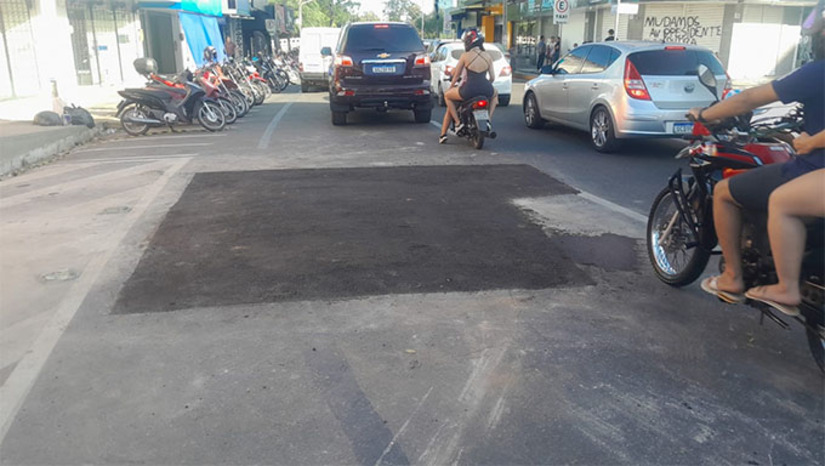 Imagem 1 -  A via estava interditada devido à cura do concreto utilizado na reconstrução de uma galeria de drenagem. Durante o serviço, a equipe também trabalhou na reconstrução da galeria de drenagem de águas pluviais que passa pelo local.  De acordo com a companhia, a liberação ocorreu de forma antecipada, já que o prazo inicial para a conclusão dos trabalhos era até esta quinta-feira (9). Com a conclusão das obras, o trânsito na região volta à normalidade, beneficiando motoristas e pedestres que circulam pela área central da cidade
