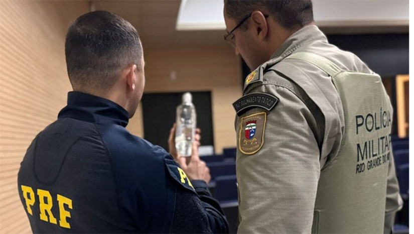 Imagem 1 -  A capacitação reuniu representantes de órgãos de segurança pública, fisco, vigilância sanitária e entidades de combate à pirataria, com atividades práticas e teóricas sobre como reconhecer rótulos falsos, garrafas reaproveitadas e outras fraudes. Segundo o coordenador do treinamento, PRF Palhano, a ação busca alertar também os consumidores sobre os riscos do consumo de bebidas adulteradas. O nivelamento ocorre em meio ao aumento de casos de intoxicação por metanol no Brasil, que já soma 259 ocorrências suspeitas, com 24 confirmações e cinco mortes.