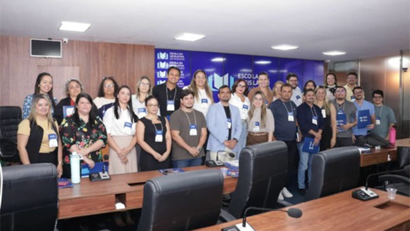 Imagem 1 -  O curso inaugural “Noções Básicas de Licitações e Contratos”, abriu a Semana de Atualidades da Administração Pública. A formação reuniu servidores no plenário da Câmara e marcou o início de um projeto voltado à capacitação contínua e valorização dos servidores públicos. A programação segue com os cursos “Inteligência Artificial na Administração Pública”, ministrado por Breno Góis, e “Noções Básicas de Orçamento Público”, com Reinyxon Iglésias e Francisco de Farias. As inscrições são gratuitas e estão disponíveis no site da Escola do Legislativo.