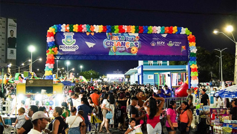 Imagem 1 -  O evento gratuito reuniu centenas de famílias com uma ampla programação que incluiu 40 brinquedos, brincadeiras, apresentações culturais e distribuição de lanches. A Prefeitura disponibilizou transporte gratuito da zona urbana e rural, garantindo o acesso de todas as crianças à festa. A ação contou ainda com segurança reforçada, ponto de saúde e espaço de inclusão, destacando o compromisso do Município com a diversão e a acessibilidade.