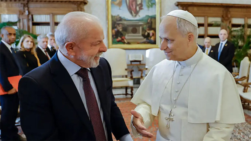 Imagem 1 -  Em suas redes sociais, o presidente disse ter convidado o pontífice para participar da Conferência das Nações Unidas sobre as Mudanças Climáticas (COP30), que acontece em novembro em Belém, “considerando a importância histórica de realizarmos uma Conferência do Clima pela primeira vez no coração da Amazônia”. “Por conta do Jubileu, o papa nos disse que não poderá participar, mas garantiu representação do Vaticano em Belém”, detalhou.