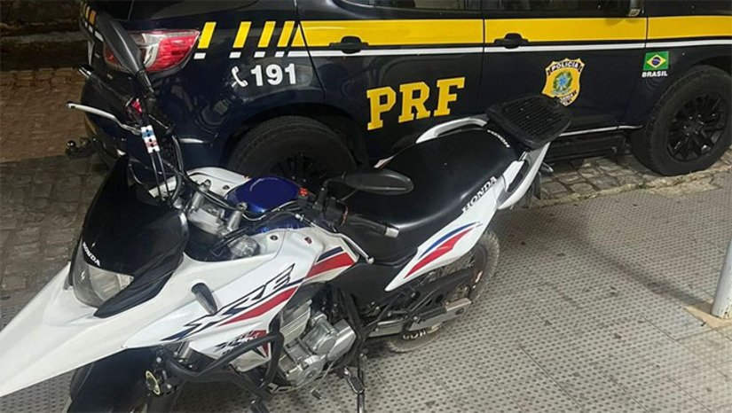 Imagem 1 -  No sábado (11), uma moto com sinais de adulteração foi apreendida na BR-110, em Mossoró, e o condutor, de 32 anos, foi levado à Delegacia de Polícia Civil. No domingo (12), na BR-101, em Parnamirim, uma caminhonete Toro roubada em Recife (PE) foi recuperada. O motorista foi encaminhado à 3ª Delegacia de Polícia Civil e poderá responder por receptação e adulteração de sinal identificador de veículo.