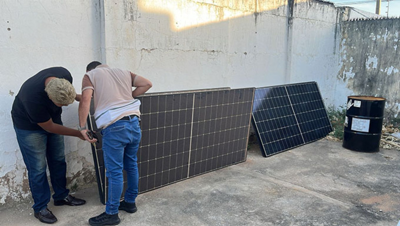 Imagem 1 -  Durante as diligências, parte do material foi recuperada e receptadores identificados, entre eles empresários do setor de energia fotovoltaica que misturavam produtos furtados com equipamentos de origem lícita. O grupo atuava de forma organizada, com divisão de tarefas e estrutura para transporte e revenda, causando prejuízo superior a R$ 100 mil. Os suspeitos foram indiciados por furto qualificado e receptação. A Polícia Civil reforça a importância de verificar a procedência dos equipamentos e orienta que denúncias podem ser feitas anonimamente pelo Disque 181.