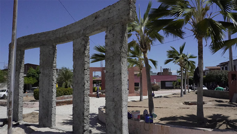 Imagem 1 -  O equipamento de lazer instalado no Centro da cidade, está recebendo investimentos da ordem de R$ 122.446,92, com recursos próprios da Prefeitura de Upanema.   Os serviços executados incluem substituição de postes, luminárias, bancos, revestimentos e grama, além de revitalização da cruz localizada em frente à Matriz de Nossa Senhora da Imaculada Conceição e recuperação do revestimento e uma nova pintura.  A previsão é que a obra seja concluída no mês de novembro, garantindo um novo ambiente para os fiéis durante a Festa de Nossa Senhora da Imaculada Conceição, padroeira de Upanema,