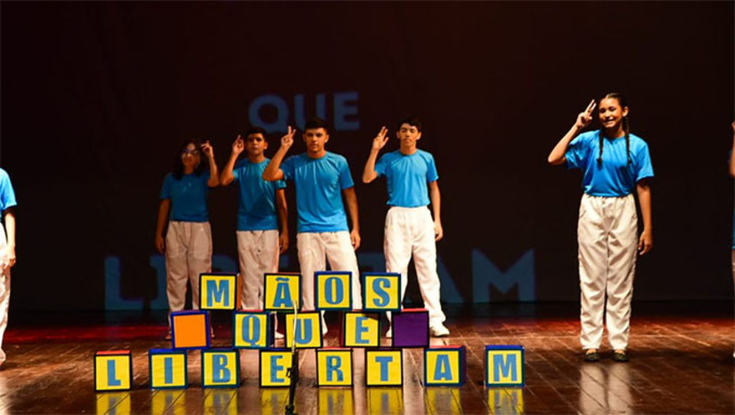 Imagem 1 -  Nesta edição, 28 escolas de 13 municípios potiguares se apresentam no Festuern, trazendo uma variedade de expressões artísticas e suscitando a reflexão sobre temas atuais como inclusão, sustentabilidade, violência de gênero, dentre outros. Até a próxima sexta-feira, 29 espetáculos serão apresentados, envolvendo mais de 500 pessoas entre estudantes, professores e coordenadoras escolares, além de uma equipe de professores, técnicos e estudantes da Uern responsáveis pela organização. A cerimônia de premiação acontecerá na sexta-feira, 17, às 16h30.