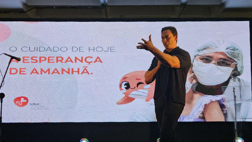 Imagem 1 -  A Unidade de Oncologia Pediátrico foi inaugurada na tarde desta segunda-feira, 13, no bairro do Alecrim, em Natal, pelos diretores da Liga de Combate ao Câncer de Natal, o senador Styvensom Valentim e representantes do Ministério Público do Trabalho. A Unidade será referência no tratamento oncológico para todo o Rio Grande do Norte e estados vizinhos. O senador Styvenson, lembrou que destinou também R$ 36 milhões para fazer o hospital da oncologia em Currais Novos, outros R$ 12 milhões para o Hospital Varela Santiago e R$ 15 milhões para fazer o hospital infantil de Mossoró-RN, além de está destinando R$ 100 milhões para construir a sede do hospital da oncologia de Mossoró-RN.