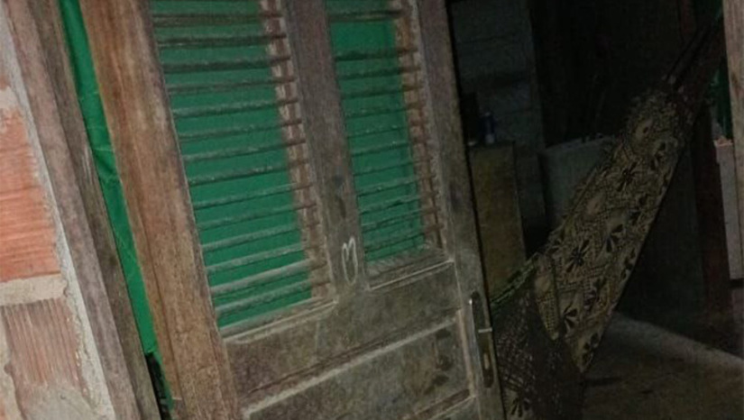 Imagem 1 -  Vítima estava deitado numa rede, quando foi atacado por quatro homens armados que já chegaram arrombando a porta e atirando. J. P. S. N. não resistiu aos ferimentos e o irmão dele. J. G. S. N.,  de 18 anos, foi socorrido com vida para o Hospital Regional Tarcísio Maia. O caso deve ser investigado pela Divisão de Homicídios e Proteção a Pessoa de Mossoró-RN.