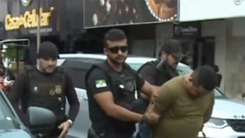 Imagem 1 -  O grupo armado esteve na casa do pai de Raffael Luan e também da sogra, exibindo armas e lançando ameaças, exigindo R$ 80 mil e um carro. Nesta segunda-feira, 13, foram presos pela Policia Civil, em operação coordenada pelo delegado Paulo Torres, da DEFUR, de Mossoró. Foram presos uma mulher de 39 anos e dois homens, um de 27 e outro de 28 anos, pelos crimes de extorsão e associação criminosa. Os policiais não informaram os nomes dos presos, para não serem enquadrados na Lei de Abuso de Autoridade (Lei nº 13.869/2019).