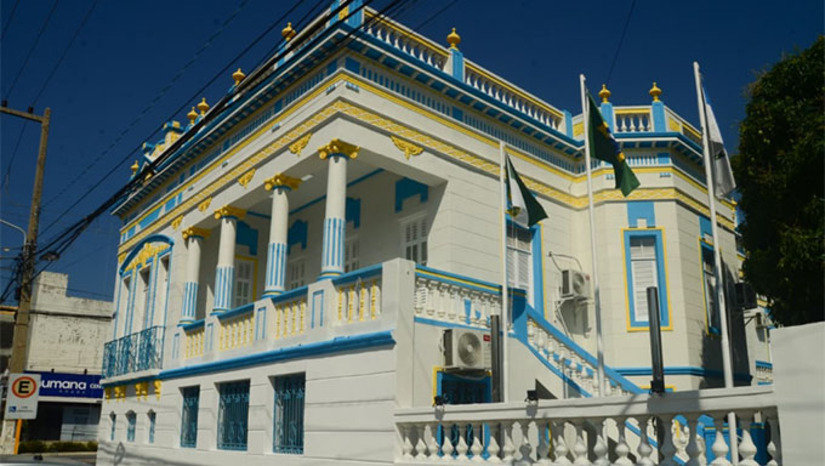 Imagem 1 -  O município fez investimento completo em revitalização de pintura, conserto, troca de portas, janelas, fachada interna, proporcionando maior conforto, tanto para o contribuinte mossoroense que frequenta diariamente a Sefaz em busca dos serviços, como também dos servidores lotados na secretaria. A solenidade ocorrerá a partir das 08 horas.