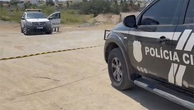 Imagem 1 -  A vítima Lamek Missraim de Oliveira, de 38 anos, foi morto com vários disparos de arma de fogo no início da manhã desta terça-feira, 14, no bairro Sebastião Maltêz, em Caraúbas-RN. Ele trabalhava em uma obra de meio-fio quando dois criminosos em uma motocicleta se aproximaram e efetuaram os disparos. Mesmo ferido, Lamek tentou fugir, mas caiu em uma ribanceira cerca de 50 metros depois. A Polícia Militar isolou a área até a chegada do ITEP. O caso será investigado pela Polícia Civil de Caraúbas.