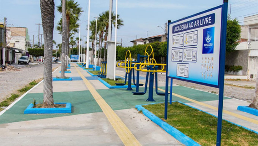 Imagem 1 -  A construção da Praça Aurélia Rodrigues de Souza conta duas miniquadras, uma para futsal e outra para vôlei, sendo protegidas por alambrado em todo o seu perímetro. Também contempla uma academia da segunda e terceira idade e playground; passeio em piso cimenticio, juntamente com piso tátil; bancos de concreto; lixeiras em fibra de vidro por toda a praça e iluminação em LED. Com um total de 2.153,00 m² de área construída, a Praça Aurélia Rodrigues de Souza é totalmente estruturada e equipada às pessoas com deficiência, atendendo às normas técnicas e legislação vigente