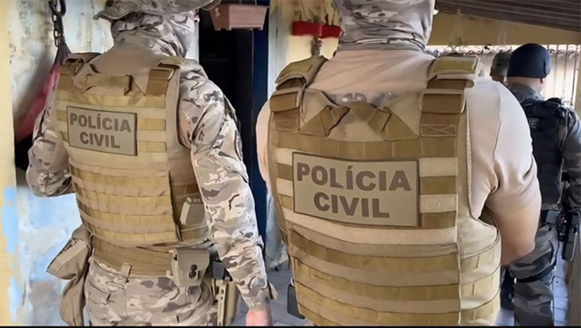 Imagem 1 -  A operação “Território Seguro”, deflagrada nesta quarta-feira (15) pela SESED em parceria com o Ministério da Justiça e Segurança Pública, resultou até o momento em 30 prisões, além da apreensão de armas e drogas na Zona Oeste de Natal e outras cidades do RN. A ação reúne diversas forças de segurança, incluindo PM, Polícia Civil, Polícia Federal, PRF, Polícia Penal, Polícia Científica e o GAECO/MPRN, e conta pela primeira vez com o uso simultâneo das aeronaves Potiguar 01 e Potiguar 02. Mais detalhes serão divulgados em coletiva às 12h, na DEGEPOL.