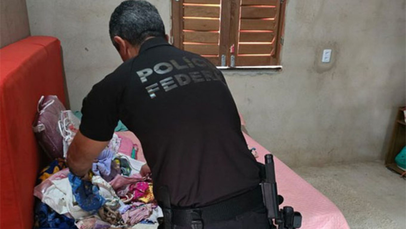 Imagem 1 -  De acordo com a Polícia Federal, o principal suspeito se aproximava de mulheres em situação de vulnerabilidade para ter acesso às filhas pequenas; ao menos oito menores podem ter sido vítimas, cinco já identificadas. Foram cumpridos oito mandados de busca e apreensão e um de prisão preventiva nas cidades de Baraúna (RN), Alhandra (PB), Pitimbu (PB), Acaraú (CE) e Paracuru (CE). A PF reforça a importância de os pais acompanharem e orientarem os filhos sobre segurança no ambiente virtual.