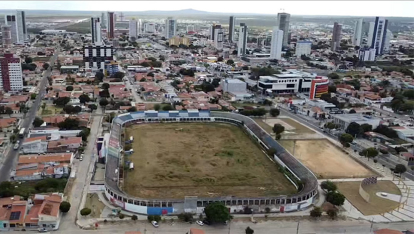   O Projeto é fazer uma concessão do terreno nobre de quase 40 mil metros quadrados onde atualmente se encontra o Nogueirão, no coração da Nova Betânia, para a iniciativa privada e está instituição privada construir uma arena esportiva moderna, para 15 mil torcedores, atendendo aos interesses dos clubes de Mossoró, nas competições local, estadual e, eventualmente, nacional, neste local. As regras vão está neste edital, que será publicado nesta sexta-feira, 17, no Jornal Oficial do Município de Mossoró. 