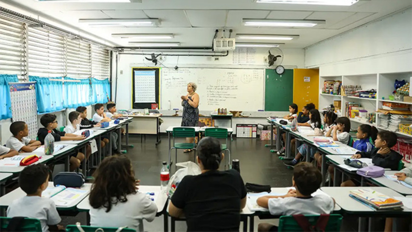   O documento oficial tem validade de dez anos e é destinado a professores de todos os níveis e etapas da educação, das redes públicas e privadas. O sistema de solicitação será aberto a partir desta quinta-feira (16), por meio da página Mais Professores. Para ser elegível, é preciso que o professor tenha o Cadastro de Pessoa Física (CPF) regular junto à Receita Federal e esteja em exercício da atividade docente em instituição de ensino.