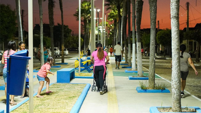 Imagem 1 -  A obra está dentro do programa “Mossoró Realiza” e visa atender as necessidades atuais da comunidade, criando um novo equipamento para a população, proporcionando lazer, convivência e integração social. O espaço público é inclusivo, seguro e confortável. Os moradores da região destacaram os benefícios que o novo equipamento de lazer e esporte trará para a população que vai usufruir do espaço para caminhadas e a prática de esportes, como, por exemplo, futsal, vôlei, entre outros.