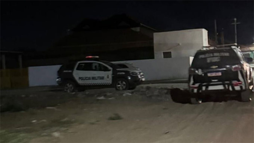 Imagem 1 - O confronto aconteceu numa casa no conjunto Jardim de Alice, que fica na divisa entre os dois estados. Nesta região, entre um confronto declarado entre facções. Os suspeitos baleados chegaram a ser conduzidos pelos policiais para o Hospital de Tibau, mas não resistiram aos ferimentos. Os corpos estão sendo oficialmente identificados. O caso foi conduzido a Delegacia de Plantão de Mossoró-RN. Imagem 1 - O confronto aconteceu numa casa no conjunto Jardim de Alice, que fica na divisa entre os dois estados. Nesta região, entre um confronto declarado entre facções. Os suspeitos baleados chegaram a ser conduzidos pelos policiais para o Hospital de Tibau, mas não resistiram aos ferimentos. Os corpos estão sendo oficialmente identificados. O caso foi conduzido a Delegacia de Plantão de Mossoró-RN.