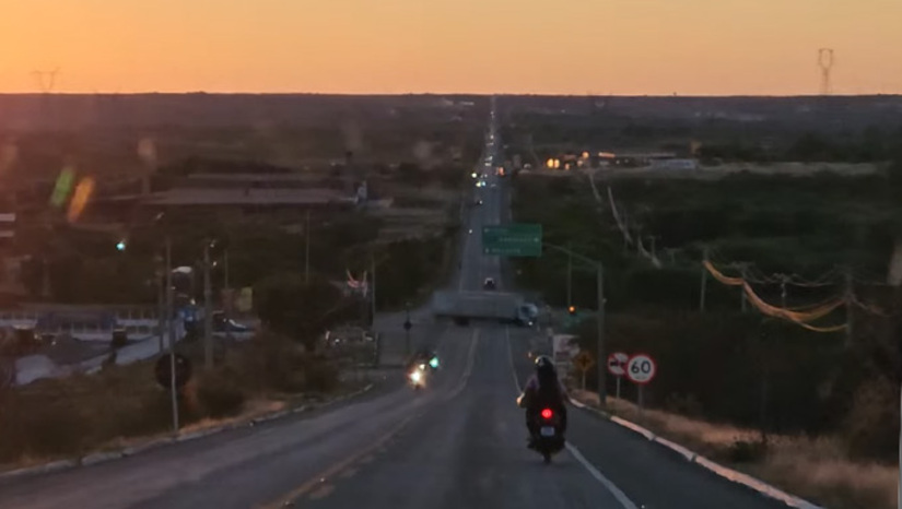 Imagem 1 -  O primeiro trecho que será duplicado da BR 304 tem 57,6 quilômetros, vai de Mossoró ao entroncamento de acesso a RN 233, em Assu-RN. DNIT publicou edital no dia 17 deste mês de outubro, com previsão de abertura dos envelopes no dia 11 de novembro. Duplicação está começando graças ao trabalho insistente do ex-senador Jean Paul Prates, em 2019, quando inseriu a proposta no Plano Plurianual do Governo Federal.