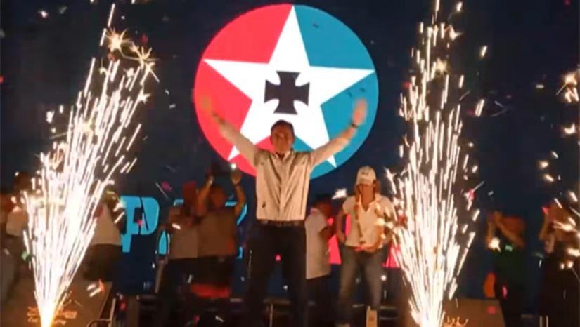   Derrotou o candidato da direita Jorge Tuto Queiroga na eleição realizada neste domingo no País Andino. Graduado em Economia e relações internacionais, com mestrado na América University, em Washington, no EUA, Rodrigo Paz Pereira assume no próximo dia 8 de novembro, com a missão de recuperar a economia da Bolívia. Fala em boa relação com o Governo Brasileiro, apesar de não concordar com as políticas de Lula, e aproximação cautelosa do governo Trump